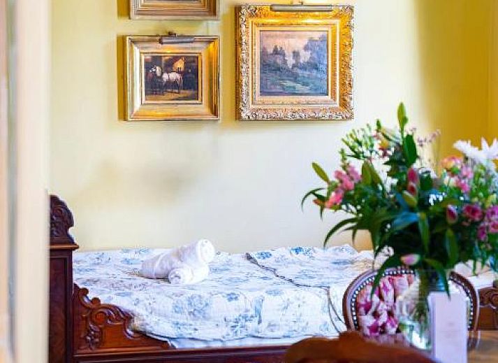 Stijlvolle binnenruimte van Hotel Museumkwartier Utrecht, vakantie appartement met klassieke inrichting en open haard.