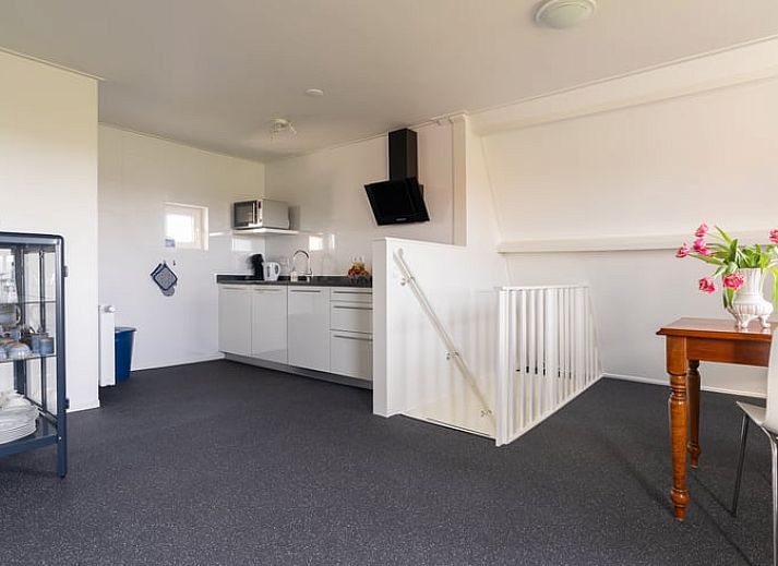 Vakantiehuis in Ballum op Ameland, omgeven door groene velden en natuur.