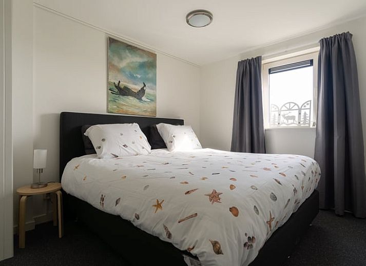 Stijlvolle eethoek in Vakantiehuis in Ballum, Ameland, met natuurlijk licht.