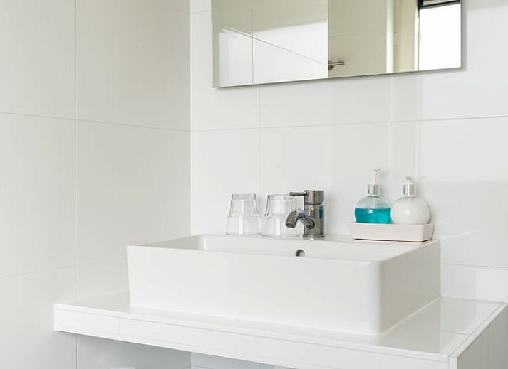 Stijlvolle eethoek in Vakantiehuis in Ballum, Ameland, met natuurlijk licht.