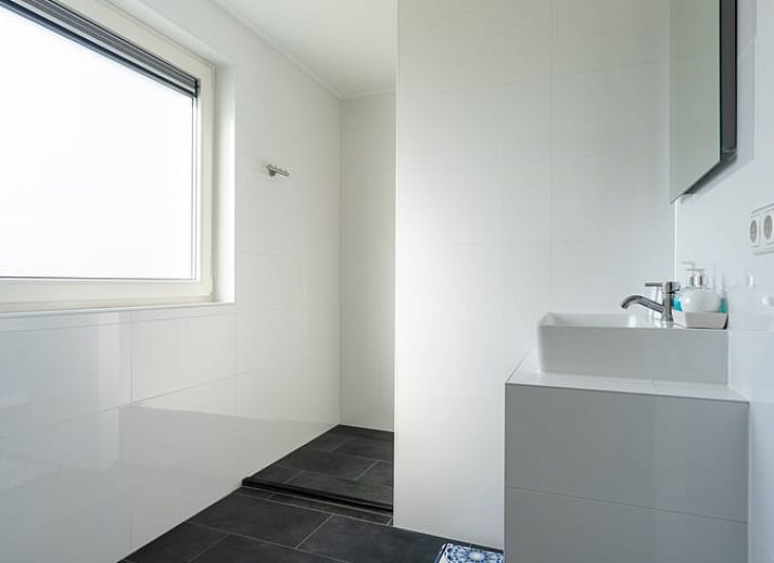 Stijlvolle eethoek in Vakantiehuis in Ballum, Ameland, met natuurlijk licht.