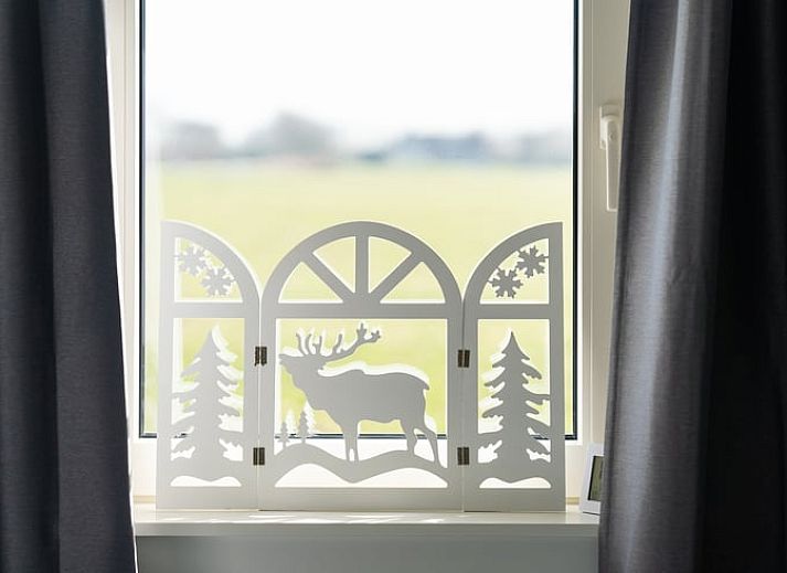 Stijlvolle eethoek in Vakantiehuis in Ballum, Ameland, met natuurlijk licht.