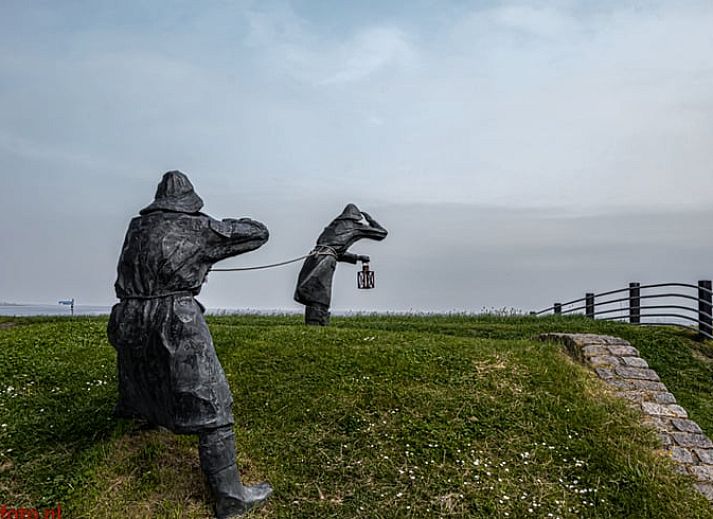 Stijlvolle eethoek in Vakantiehuis in Ballum, Ameland, met natuurlijk licht.