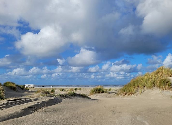 Gezellige woonkamer in Vakantiehuis in Ballum, Ameland, met comfortabele stoelen.