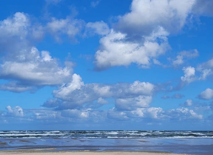 Moderne keuken in Vakantiehuis in Ballum, Ameland, compleet met apparatuur.