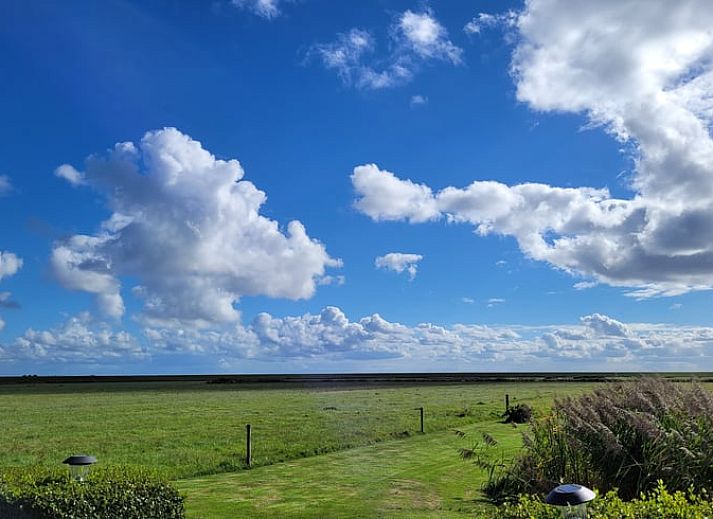Moderne keuken in Vakantiehuis in Ballum, Ameland, compleet met apparatuur.