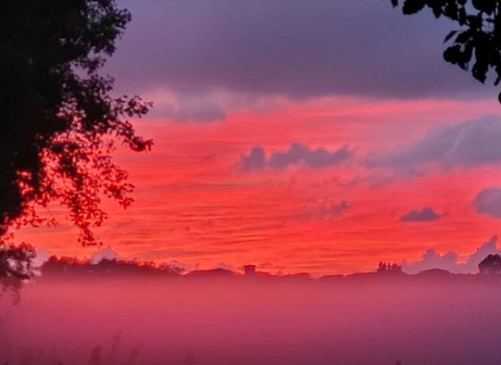 Ingang met trap in Vakantiehuis in Ballum, Ameland, voorzien van decoraties.