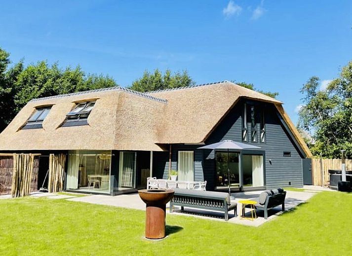 Ferienhaus in Ballum auf Ameland mit Reetdach und grossem Garten, ideal fuer einen entspannten Aufenthalt auf den Watteninseln.
