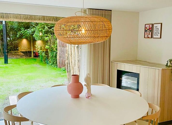 Ferienhaus in Ballum auf Ameland mit Reetdach und grossem Garten, ideal fuer einen entspannten Aufenthalt auf den Watteninseln.