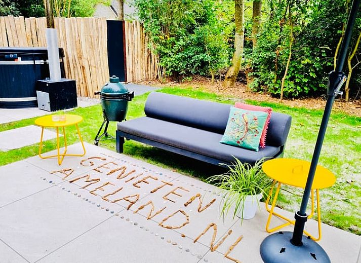 Ferienhaus in Ballum auf Ameland mit Reetdach und grossem Garten, ideal fuer einen entspannten Aufenthalt auf den Watteninseln.