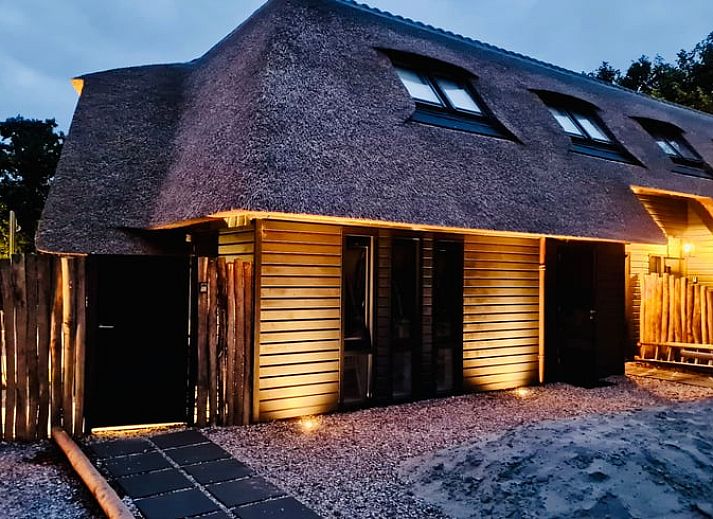 Ferienhaus in Ballum auf Ameland mit Reetdach und grossem Garten, ideal fuer einen entspannten Aufenthalt auf den Watteninseln.
