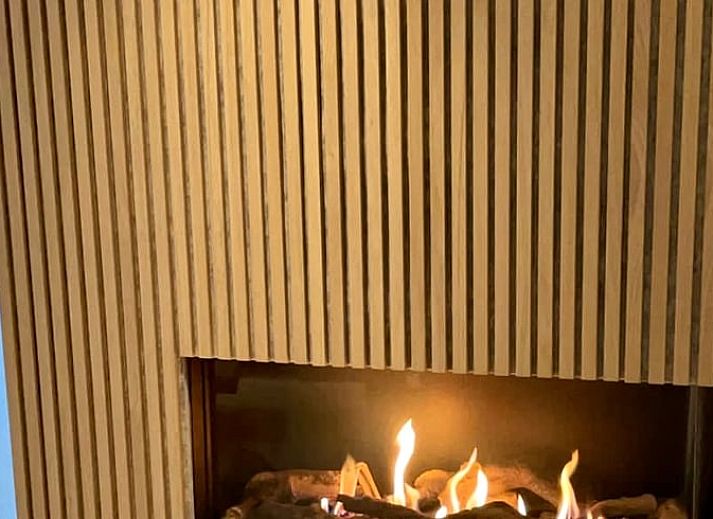 Gemuetliches Esszimmer im Ferienhaus in Ballum, Ameland, mit Blick auf den gruenen Garten, ideal fuer Familienessen.