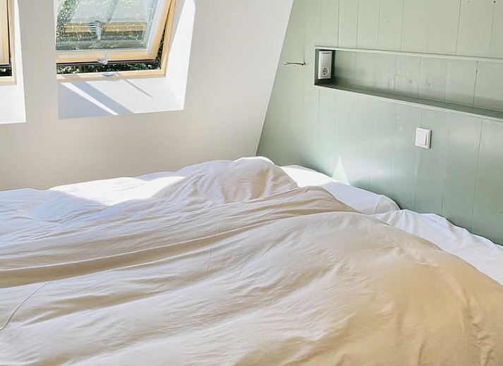 Aussenlounge im Ferienhaus in Ballum, Ameland, mit bequemen Sitzgelegenheiten und gruener Umgebung, ideal zum Entspannen.