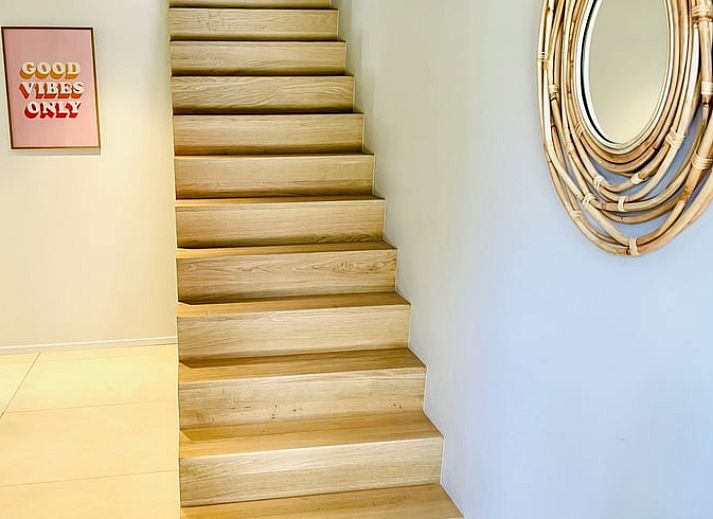 Aussenlounge im Ferienhaus in Ballum, Ameland, mit bequemen Sitzgelegenheiten und gruener Umgebung, ideal zum Entspannen.