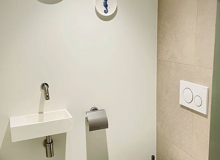 Aussenlounge im Ferienhaus in Ballum, Ameland, mit bequemen Sitzgelegenheiten und gruener Umgebung, ideal zum Entspannen.