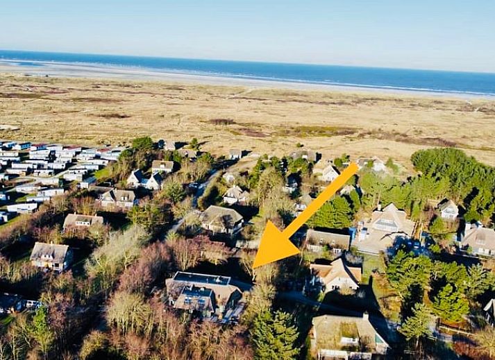 Attraktives Schlafzimmer im Ferienhaus in Ballum, Ameland mit komfortablem Bett und sanfter Beleuchtung fuer eine gute Nachtruhe.