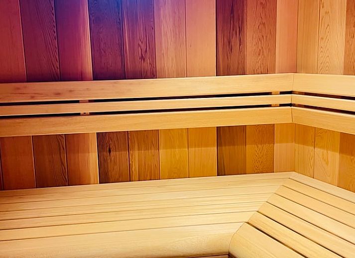 Attraktives Schlafzimmer im Ferienhaus in Ballum, Ameland mit komfortablem Bett und sanfter Beleuchtung fuer eine gute Nachtruhe.