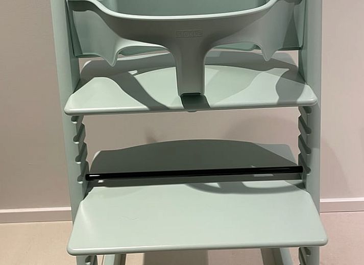 Attraktives Schlafzimmer im Ferienhaus in Ballum, Ameland mit komfortablem Bett und sanfter Beleuchtung fuer eine gute Nachtruhe.