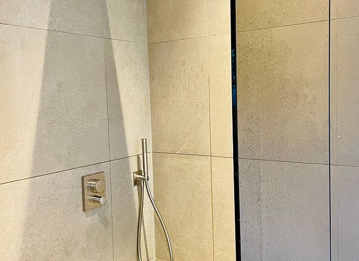 Der abends beleuchtete Eingang des Ferienhauses in Ballum, Ameland, heisst Sie auf den Watteninseln herzlich willkommen.