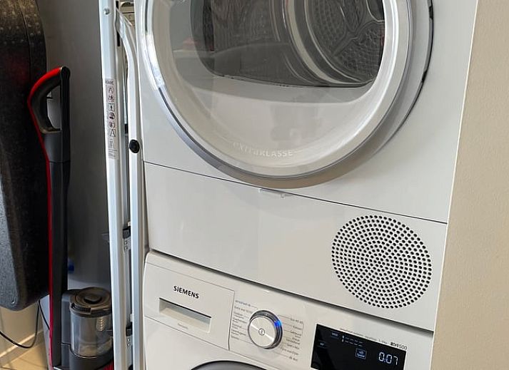 Der abends beleuchtete Eingang des Ferienhauses in Ballum, Ameland, heisst Sie auf den Watteninseln herzlich willkommen.