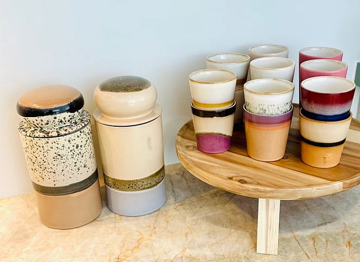 Der abends beleuchtete Eingang des Ferienhauses in Ballum, Ameland, heisst Sie auf den Watteninseln herzlich willkommen.