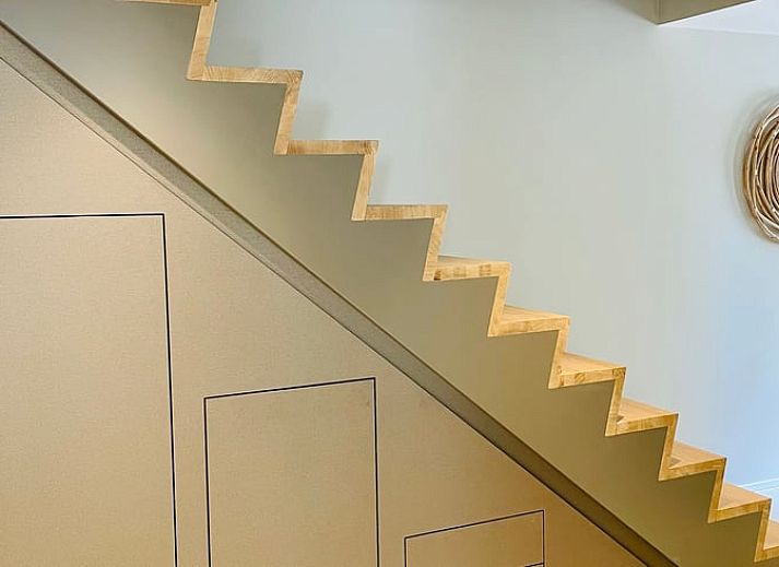 Der abends beleuchtete Eingang des Ferienhauses in Ballum, Ameland, heisst Sie auf den Watteninseln herzlich willkommen.