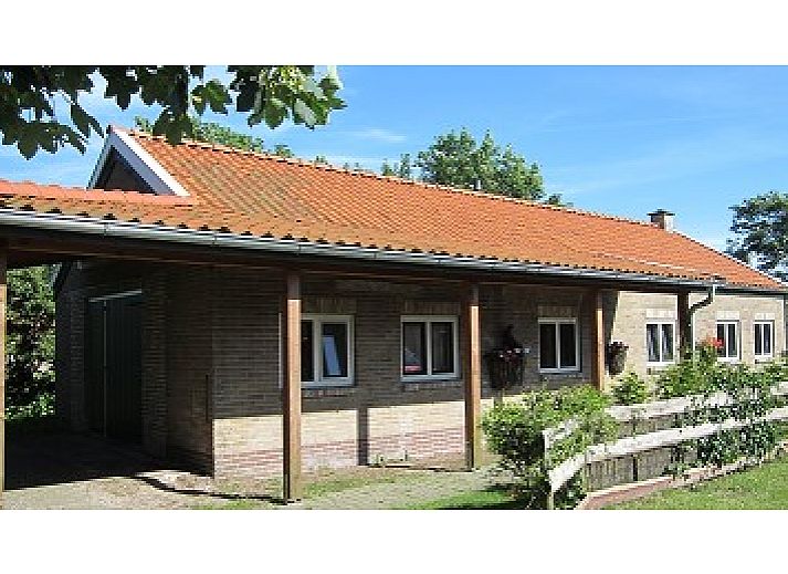 Veranda des Bungalows Rust en Ruimte in Ballum, Ameland, mit Blick auf den Garten.