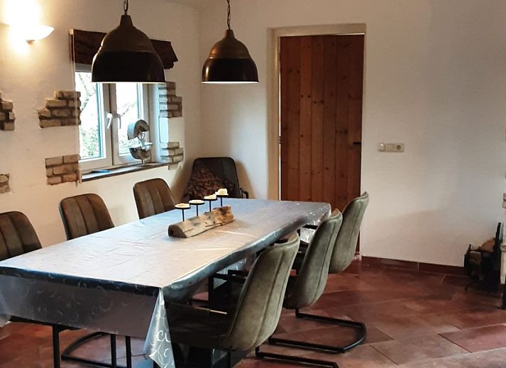 Veranda des Bungalows Rust en Ruimte in Ballum, Ameland, mit Blick auf den Garten.