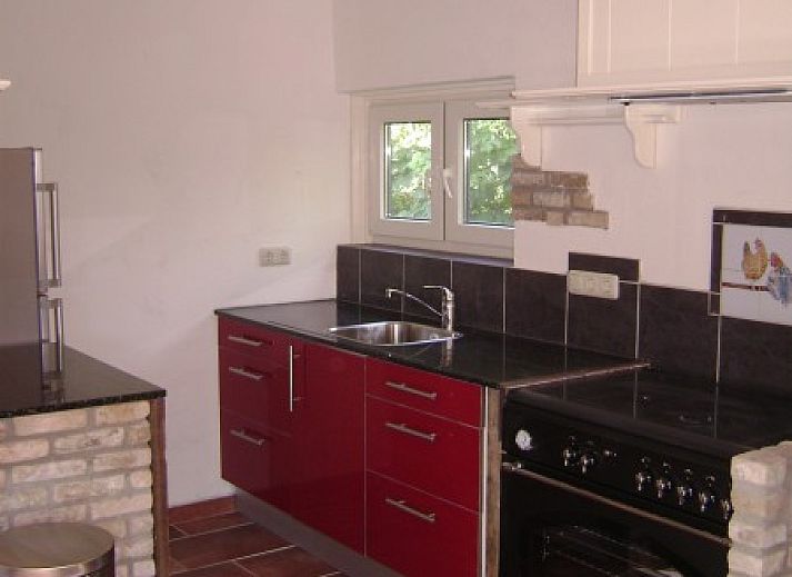 Veranda des Bungalows Rust en Ruimte in Ballum, Ameland, mit Blick auf den Garten.