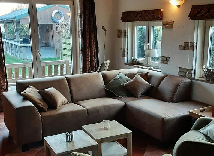 Seitenansicht des Ferienhauses Rust en Ruimte in Ballum, Ameland, umgeben von Gruenanlagen.