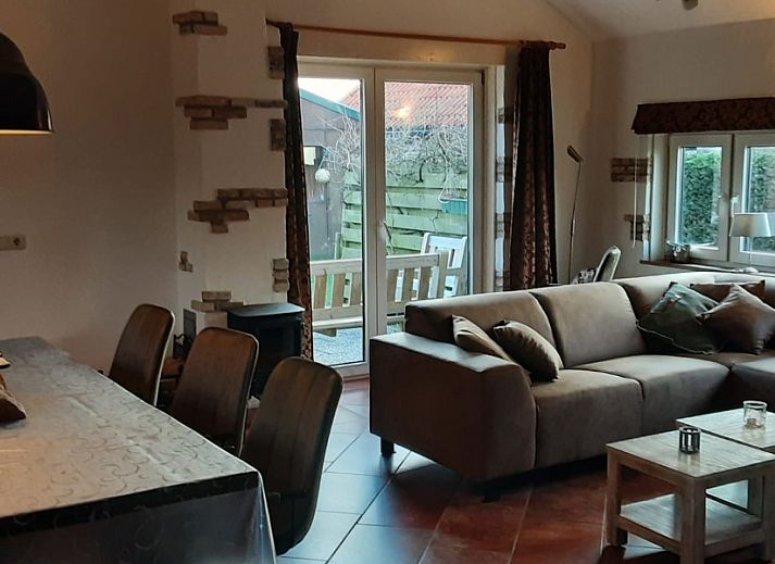 Seitenansicht des Ferienhauses Rust en Ruimte in Ballum, Ameland, umgeben von Gruenanlagen.