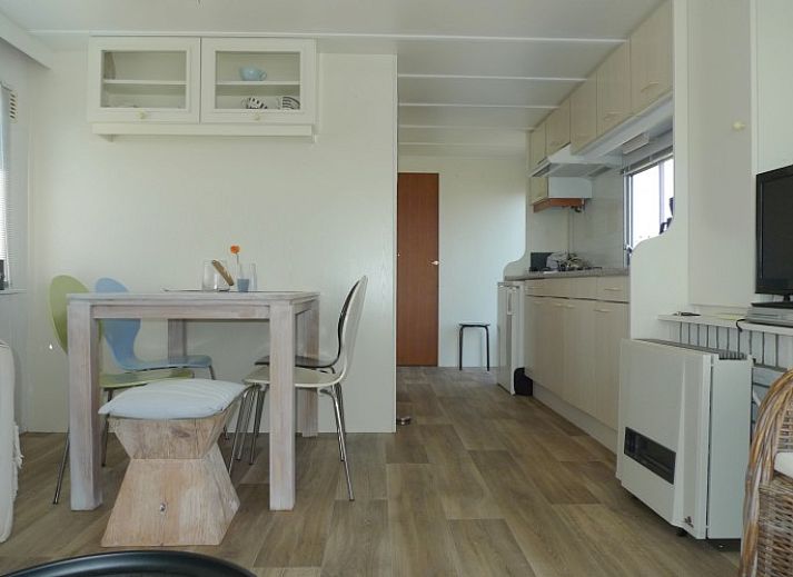 Island happiness chalet in Ballum, Ameland with sunny veranda and wooden terrace, ideal for relaxation on the Wadden Islands.