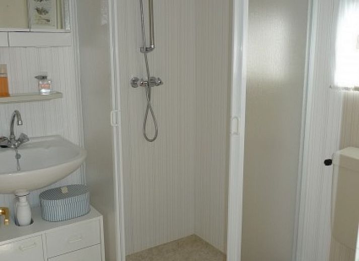 Island happiness chalet in Ballum, Ameland with sunny veranda and wooden terrace, ideal for relaxation on the Wadden Islands.