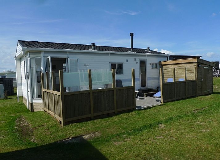 Modern kitchen and dining area in Eilandgeluk chalet, Ballum, Ameland, perfect for a comfortable vacation on the Wadden Islands.