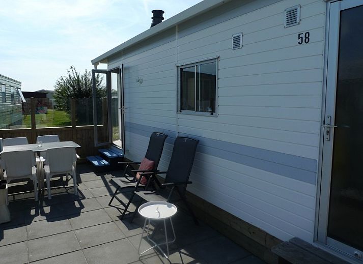 Modern kitchen and dining area in Eilandgeluk chalet, Ballum, Ameland, perfect for a comfortable vacation on the Wadden Islands.