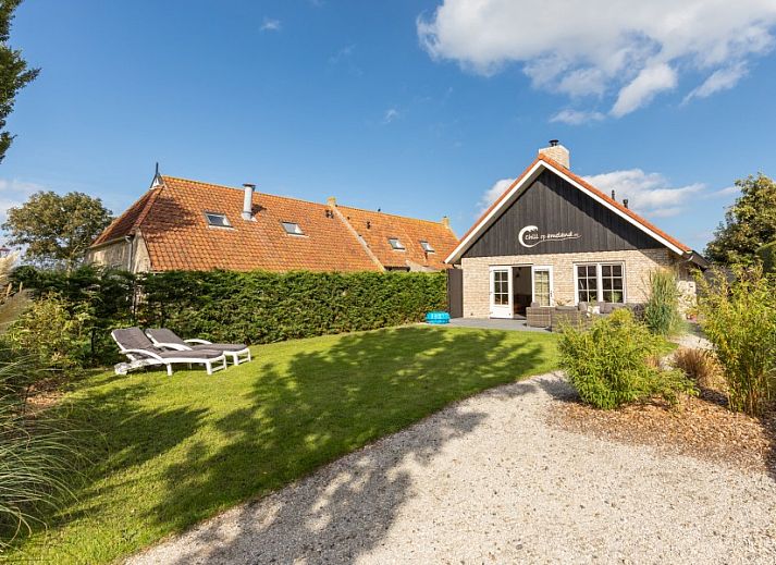 Chill on Ameland Ferienhaus in Ballum mit sonnigem Garten und gemuetlicher Sitzecke.
