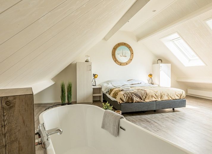 Chill on Ameland Ferienhaus in Ballum mit sonnigem Garten und gemuetlicher Sitzecke.