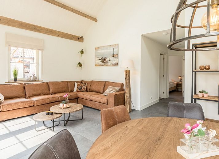 Geraeumiger Garten im Ferienhaus Chill op Ameland in Ballum mit Liegestuehlen und Terrasse.