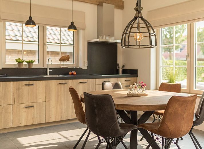 Geraeumiger Garten im Ferienhaus Chill op Ameland in Ballum mit Liegestuehlen und Terrasse.