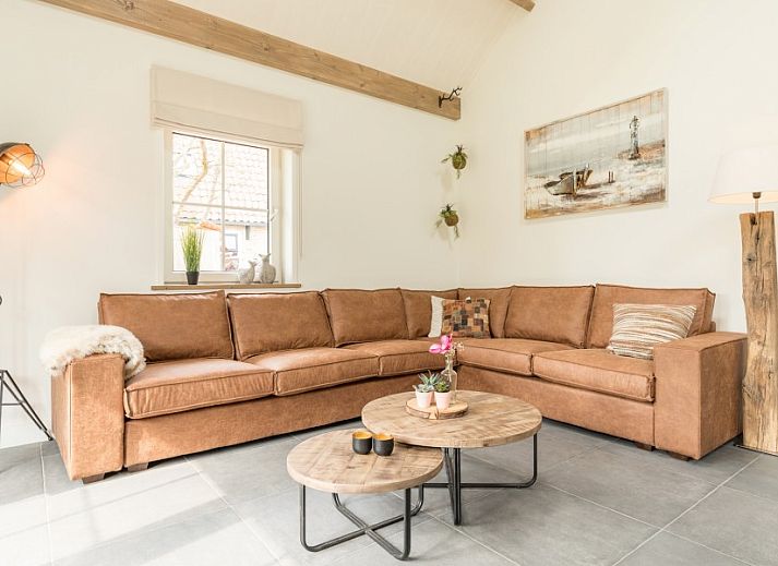 Geraeumiger Garten im Ferienhaus Chill op Ameland in Ballum mit Liegestuehlen und Terrasse.