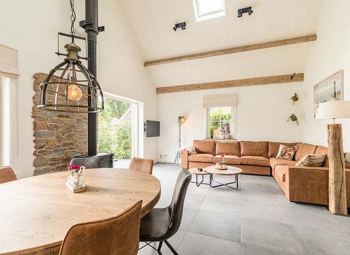 Modernes Badezimmer mit Regendusche im Ferienhaus Chill on Ameland, Ballum.