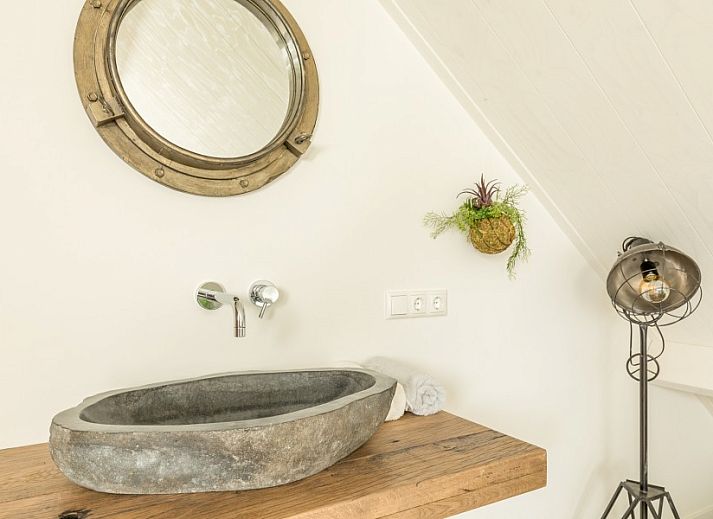 Modernes Badezimmer mit Regendusche im Ferienhaus Chill on Ameland, Ballum.