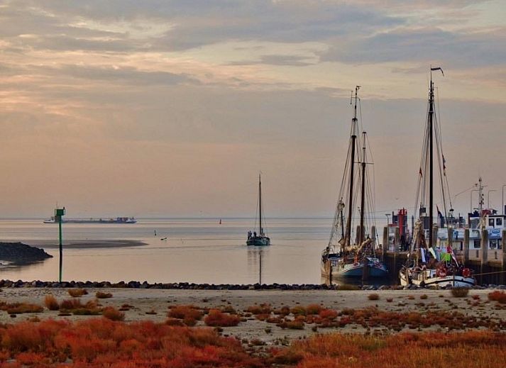 Modernes Badezimmer mit Regendusche im Ferienhaus Chill on Ameland, Ballum.