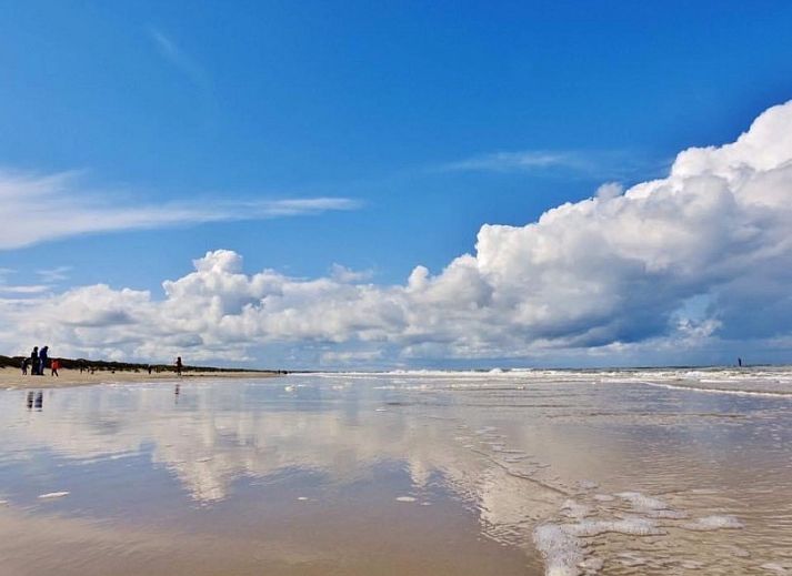 Helles Schlafzimmer mit Bad im Ferienhaus Chill on Ameland, Ballum, Watteninseln.