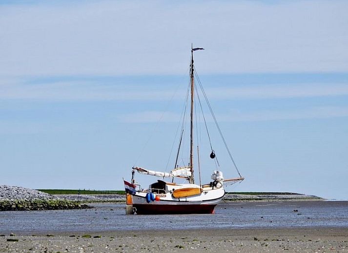 Helles Schlafzimmer mit Bad im Ferienhaus Chill on Ameland, Ballum, Watteninseln.