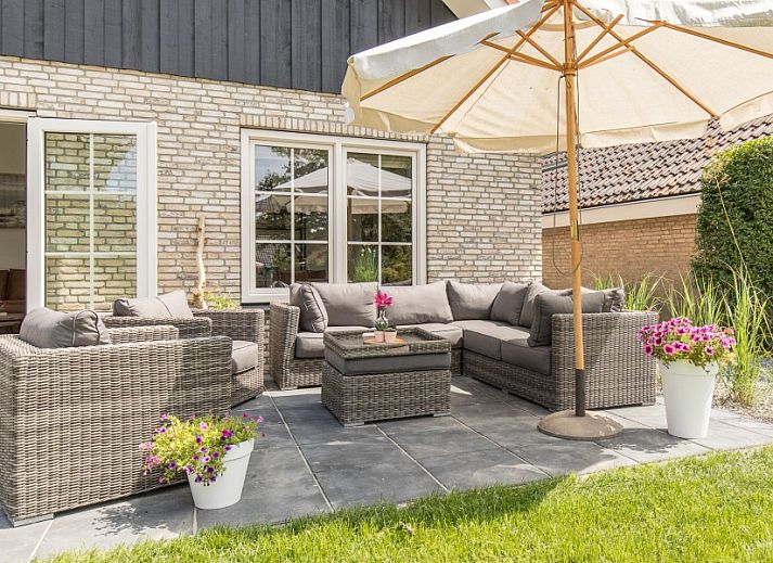 Helles Schlafzimmer mit Bad im Ferienhaus Chill on Ameland, Ballum, Watteninseln.