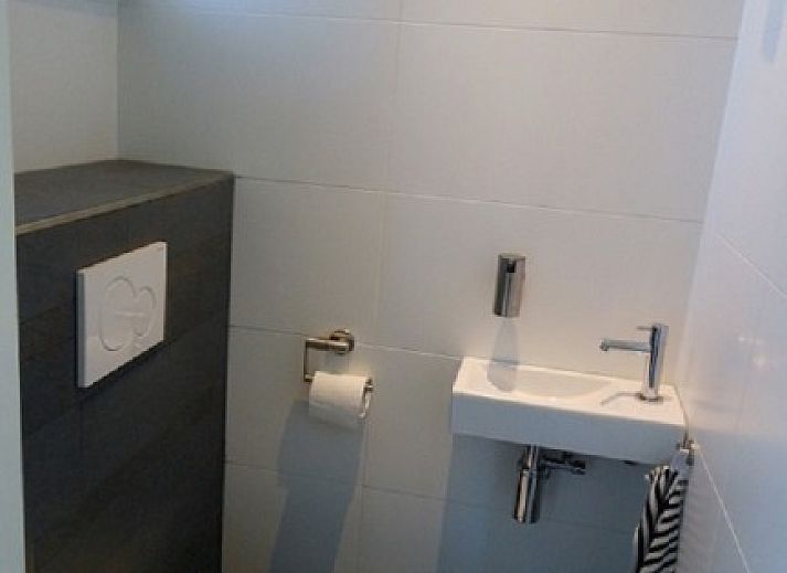 Eingang zum Mirasol-Ferienhaus in Ballum, Ameland, umgeben von Natur und Ruhe auf den Watteninseln.