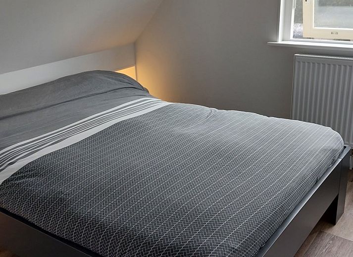 Sonnige Terrasse des Ferienhauses Mirasol in Ballum, Ameland, ideal fuer Mahlzeiten im Freien auf den Watteninseln.