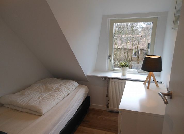 Sonnige Terrasse des Ferienhauses Mirasol in Ballum, Ameland, ideal fuer Mahlzeiten im Freien auf den Watteninseln.