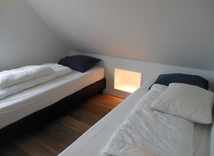 Sonnige Terrasse des Ferienhauses Mirasol in Ballum, Ameland, ideal fuer Mahlzeiten im Freien auf den Watteninseln.